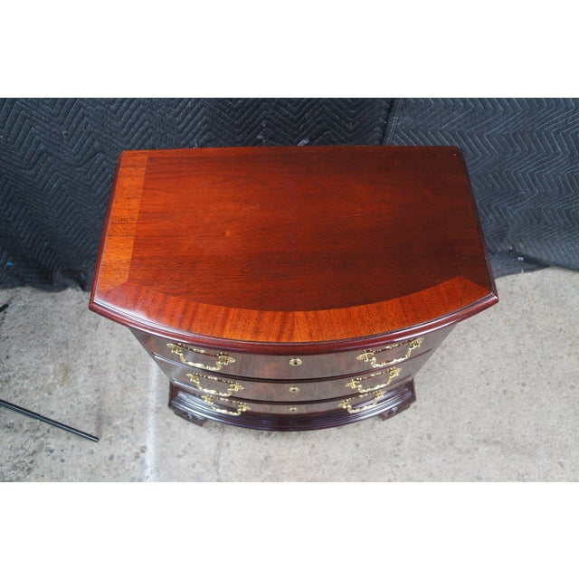 Mid 20th Century Thomasville 18th Century Flame Mahogany Bow Front Bedside Chests Nightstands, A Pair For Sale - Image 5 of 13
