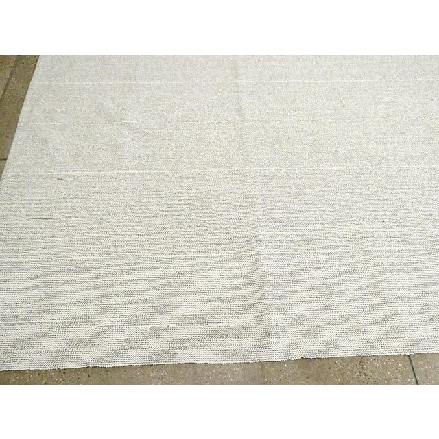 Textile Galerie Shabab Collection Mid-20th Century Handmade Turkish Flat-Weave Kilim Room Size Carpet For Sale - Image 7 of 9