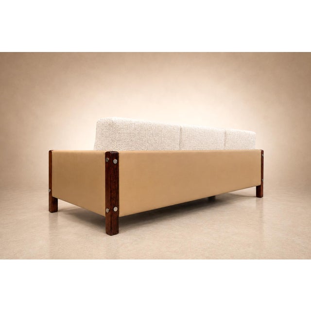 Sergio Rodrigues "Millor" Sofa in Rosewood, Leather & Textured Fabric, Brazil, 1960s For Sale - Image 14 of 18