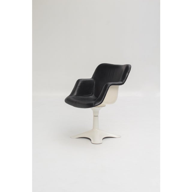Designed by Yrjö Kukkapuro, a leading figure in Finnish design, the Junior chair combines geometric rigor with absolute...