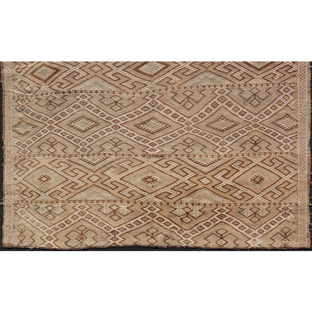Early 20th Century Geometric Pattern Turkish Vintage Flatweave Kilim Rug in Ivory and Brown For Sale - Image 5 of 11