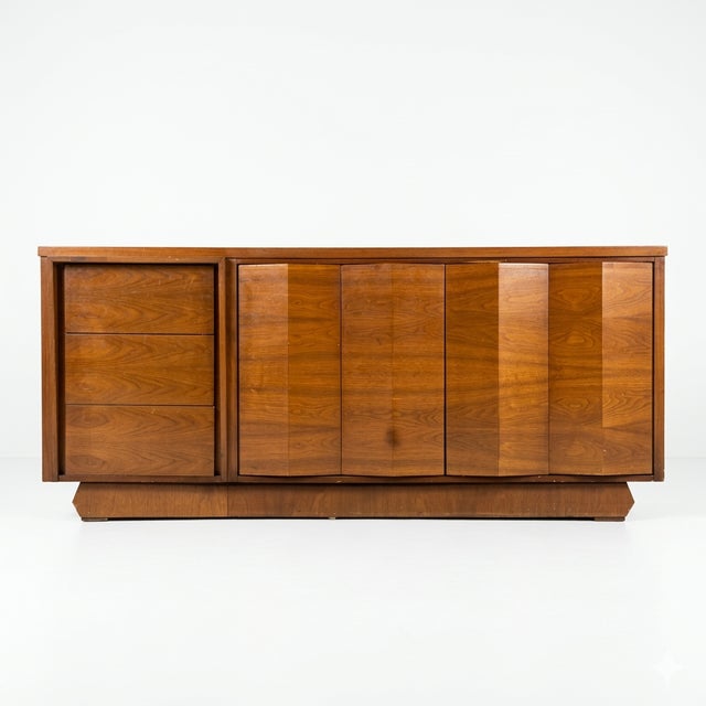 Sculptural Atomic Style Mid-Century Modern 6-Drawer Lowboy Dresser, C. 1960s For Sale - Image 9 of 11
