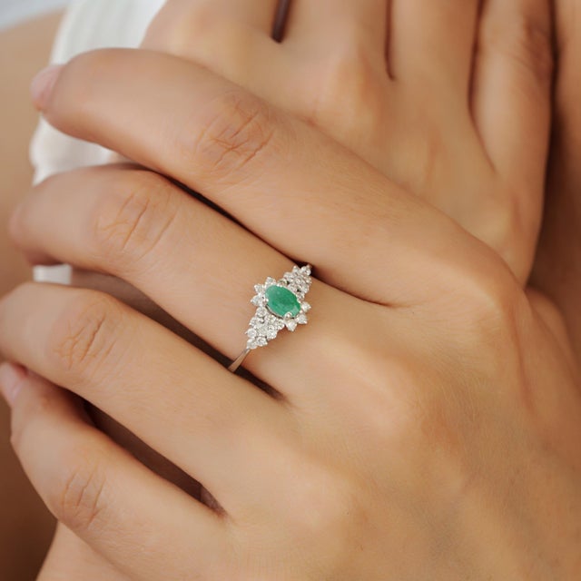 Emerald Diamond Studded Regal Natural Emerald Wedding & Engagement Cocktail Ring Size 6 For Sale - Image 8 of 13