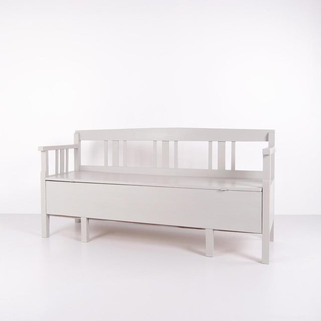Antique storage bench from the 1860s in grey-painted pine wood. Antique storage bench from the 19th century. Type: Storage...