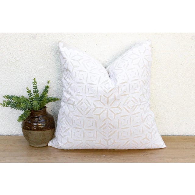 This decorative pillow cover is a beautiful tapestry of history and refined artistry. It features an exquisite array of...