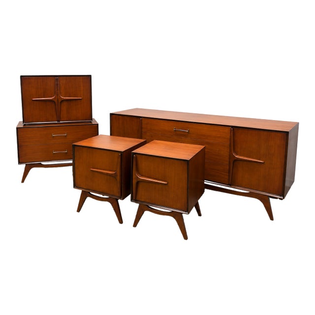 Mid Century Modern Bedroom Set. Gentleman's Chest, Lowboy Dresser & Nightstands. Vintage Mid-Century Modern. For Sale