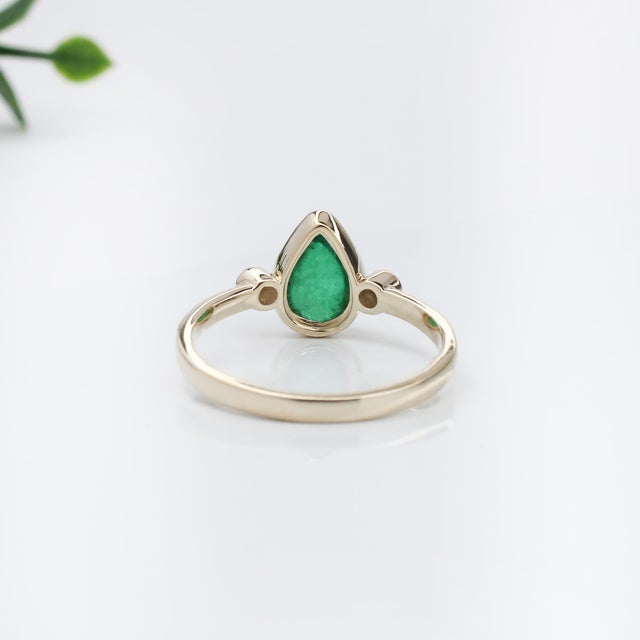 Modern 1.3ct Emerald Ring W Earth Mined Diamonds in Solid 14k Yellow Gold Pear Shape Size 6.75 For Sale - Image 3 of 6