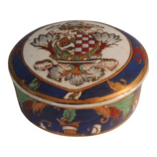 Round Hand-Painted Chinese Export Box With Lid Depicting a Coat-Of-Arms For Sale