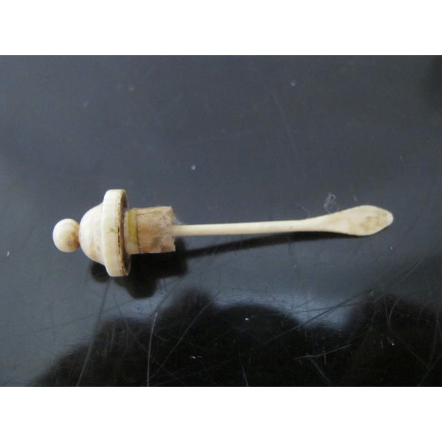 Early 20th Century Antique Chinese Meiping Porcelain Crackle Glaze Snuff Bottle For Sale - Image 5 of 5