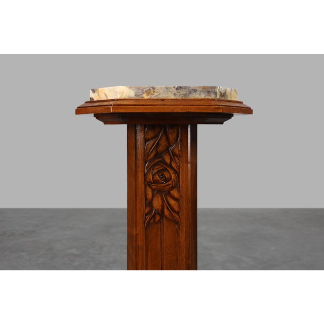 This large pedestal is a graceful and authentic piece of French Art Deco design, full of presence and decorative charm....