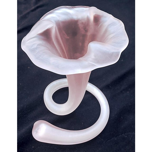 Vintage Lilly vase, made by Stiver Italy in frosted pink glass in 1970. In perfect condition. It features a twisted spiral...