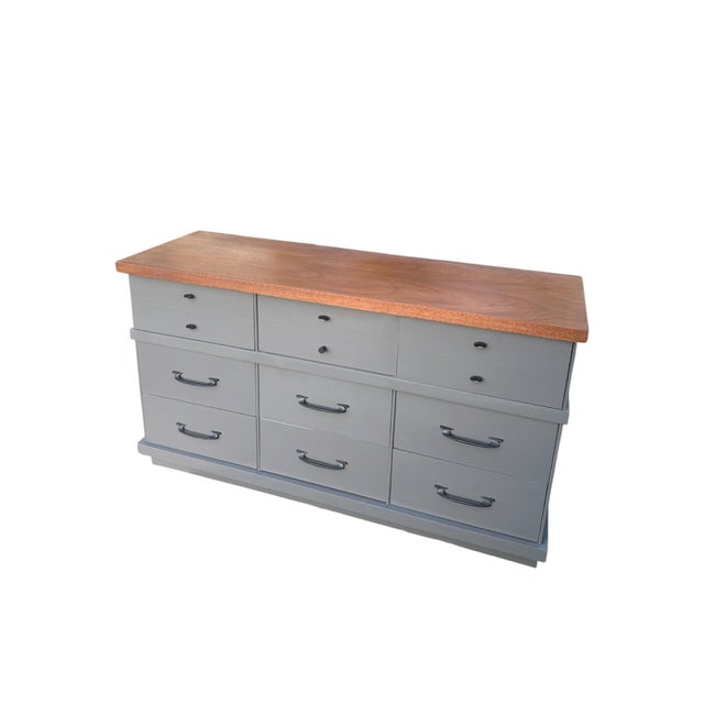 1960s Refinished Mid-Century Modern 4-Piece Bedroom Set in Soft Gray & Natural Wood – Dresser, Chest & Pair of Nightstands For Sale - Image 5 of 10