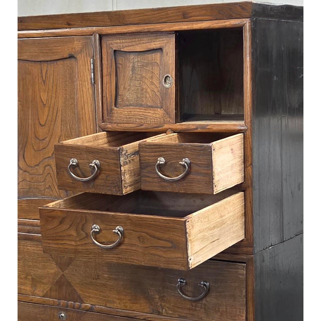 Early 20th Century Antique 1920s Japanese Three Piece Elm and Kiri Wood Isho Tansu Chest For Sale - Image 5 of 15