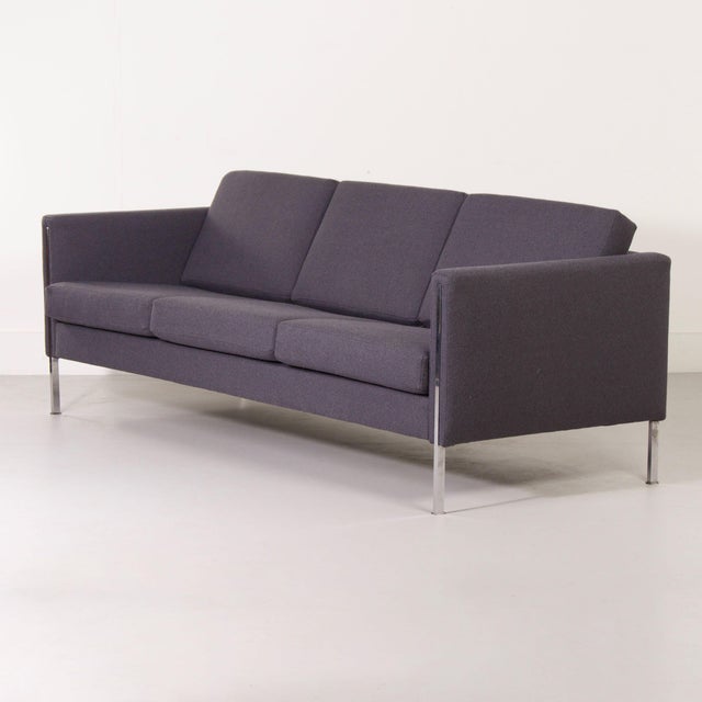 3-seater sofa model 440 designed by Pierre Paulin for Artifort in 1962. This design classic was way ahead of its time in...