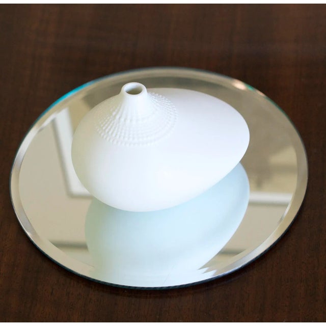 This is a well known design by Finnish designer Tapio Wirkkala for Rosenthal's Studio Line. It resembles a bird so it is...