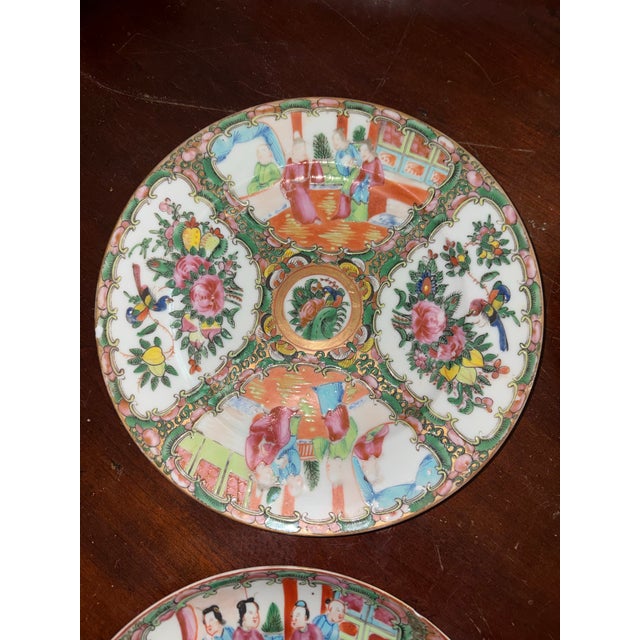 Rare Set of 4 Antique 19th Century Rose Medallion Porcelain Plates – Hand-Painted Chinese Export 9.5” For Sale In Austin - Image 6 of 11