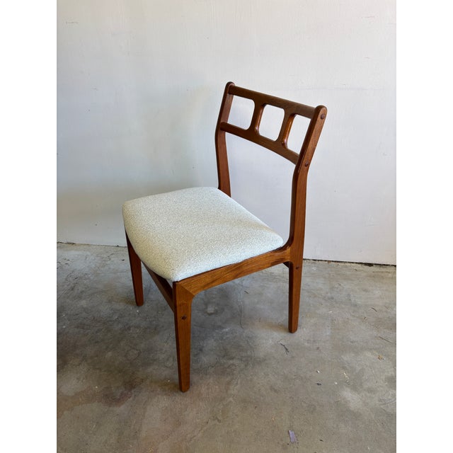 One danish teak chairs from the 60s, manufactured by D-scan. With a distinctive mid-century modern teak frame, it has been...