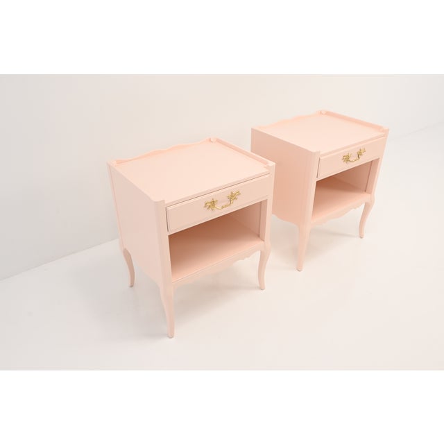 French Provincial Henredon French Provincial Louis XV Style Pink Lacquered Nightstands, Pair | Newly Refinished For Sale - Image 3 of 15