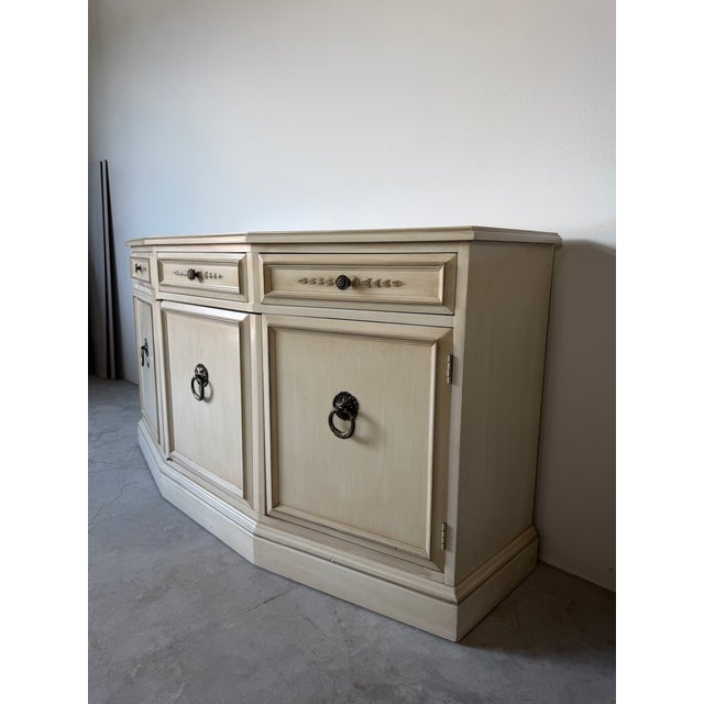 Vintage Hickory Manufacturing Co. Neoclassical Style Bow Front Sideboard For Sale - Image 4 of 16