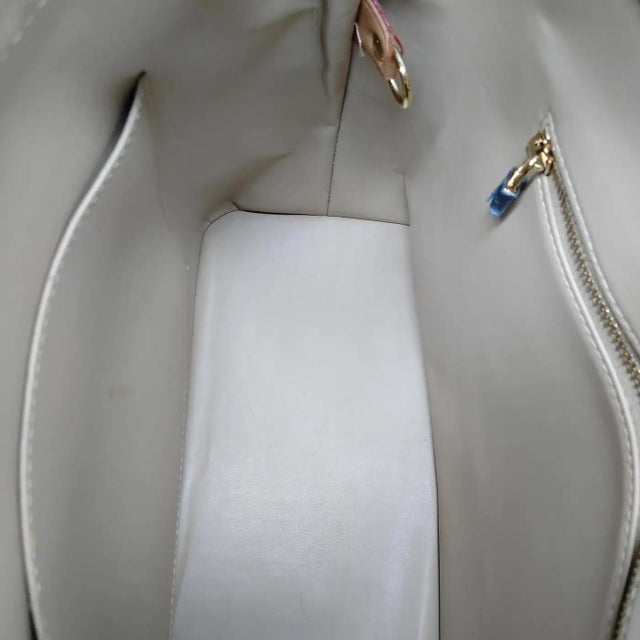 This elegant Louis Vuitton Houston tote bag is crafted from the signature Monogram Vernis patent leather in an exquisite...