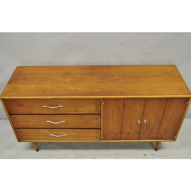 Vintage Lane Acclaim Mid Century Modern Walnut Dovetail Buffet Credenza Cabinet. Circa Mid 20th Century. Measurements: 30"...