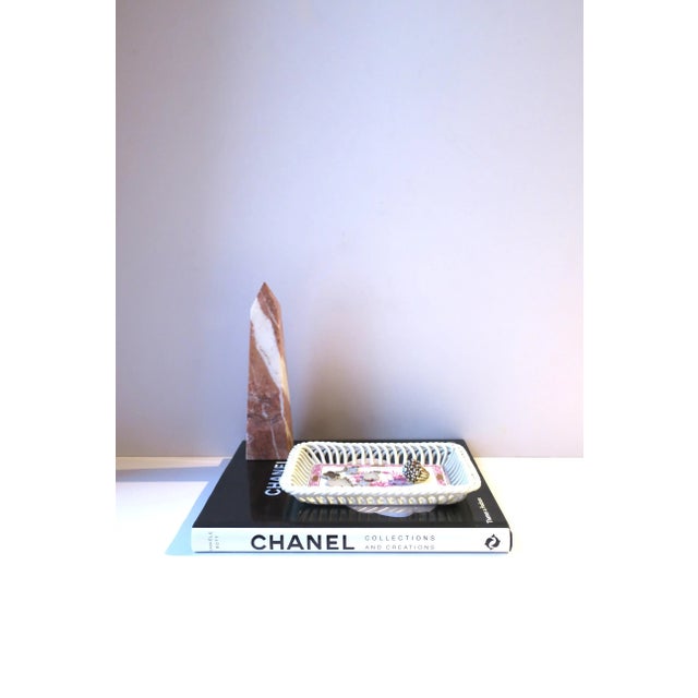 Italian Pink and White Marble Obelisk For Sale In New York - Image 6 of 13