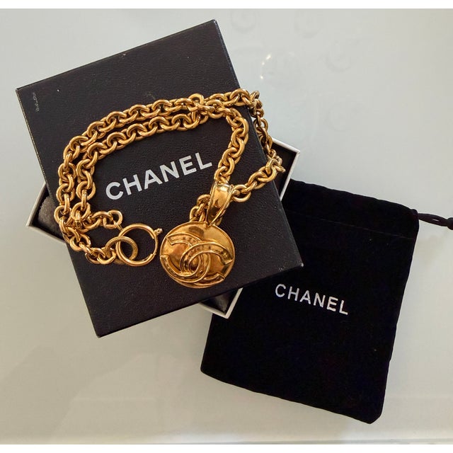 1990s Chanel 1994 Spring Collection CC Logo Medallion Necklace in Gold Plate For Sale - Image 5 of 18