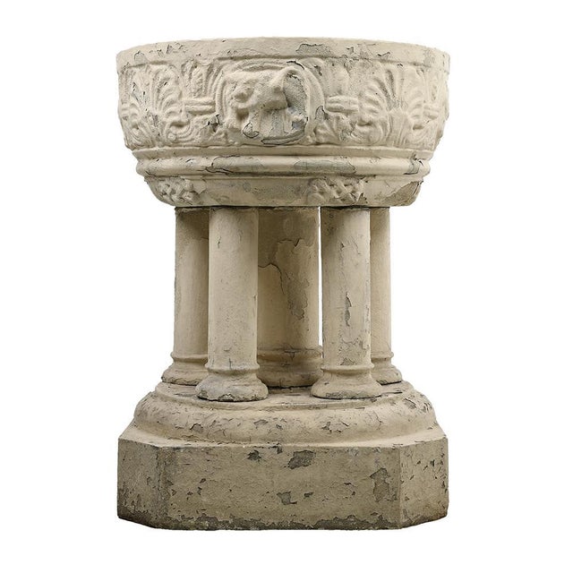 Magnificent 20th-century outdoor stone basin, finely sculpted. This object, with its timeless beauty, is adorned with...