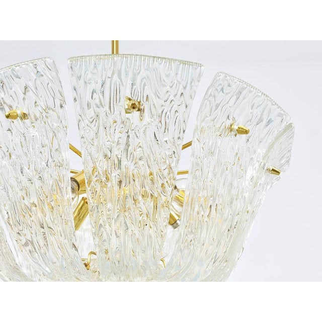 Kalmar Large Vintage Curved Basket Pendant Light in Brass and Textured Glass by J. T. Kalmar for Kalmar, Vienna, 1950 For Sale - Image 4 of 18