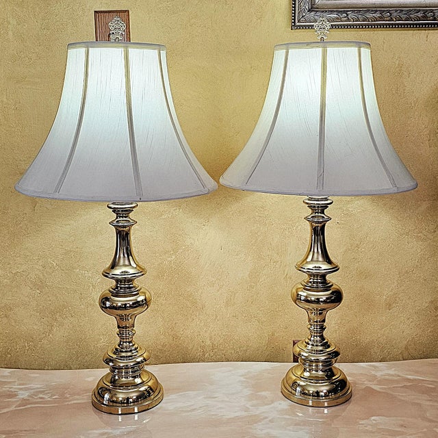 Hollywood Regency Pair of Tall Brass Table Lamps With Ivory Bell Shades – Hollywood Regency Style For Sale - Image 3 of 18