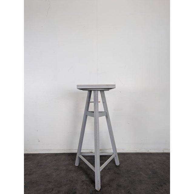 Tripod Sculptor's Stand in Grey Painted Wood with Rotating Top, in Very Good conditions.