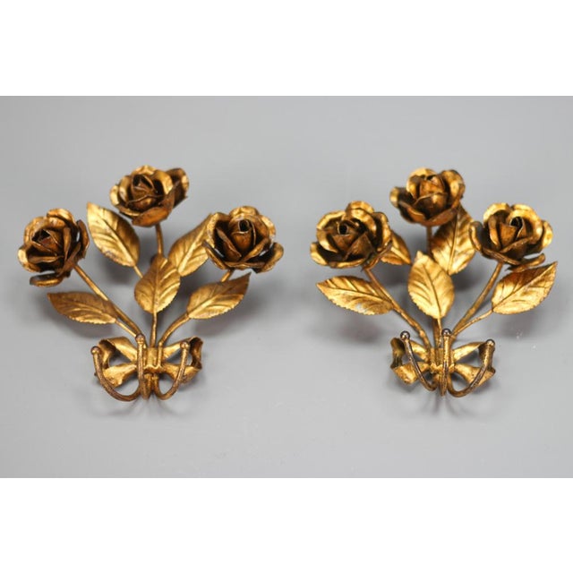 - Italian gilt metal rose-shaped coat hooks, a pair, from circa the 1960s - A pair of beautiful Hollywood Regency-style...