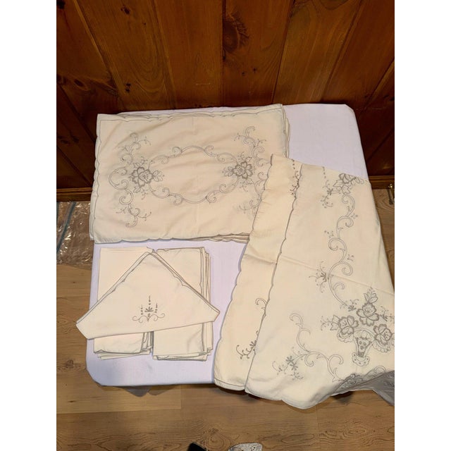 30 Embroidered Fabric Dinner Napkins (2 Sets Of 12 Beige) & 6 White Napkins 70S WHATS INCLUDED * 24 Beige Napkins Two...