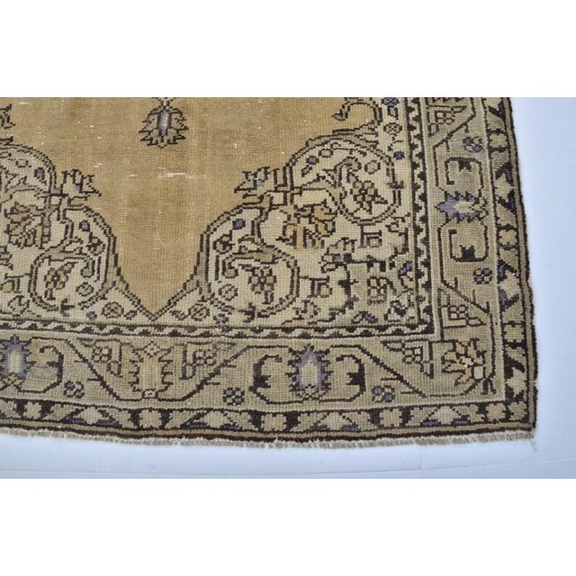 Vintage Oushak Neautral Turkish Carpet For Sale In Phoenix - Image 6 of 10