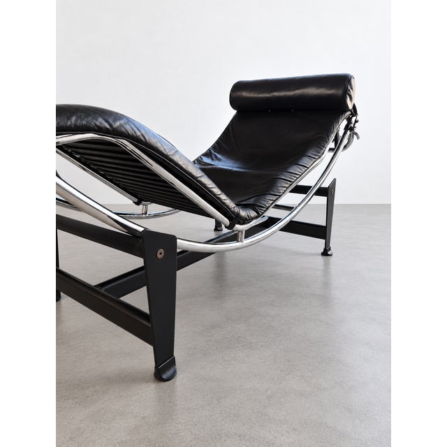 Chaise Longue LC4 Le Corbusier – Vintage 80s (Cassina) brand present on the structure, leather deckchair and eco-leather...