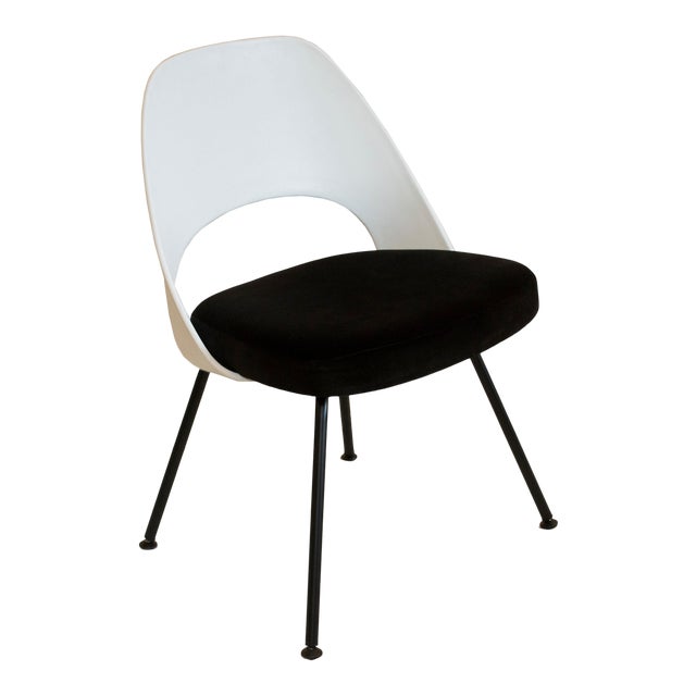 Knoll Armless Saarinen Plastic-Back Side Chair in New Black Velvet Upholstery and Black Legs For Sale