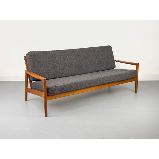 Elegant sofa in high-quality teak. The sofa impresses with its clean lines and the carefully selected materials...
