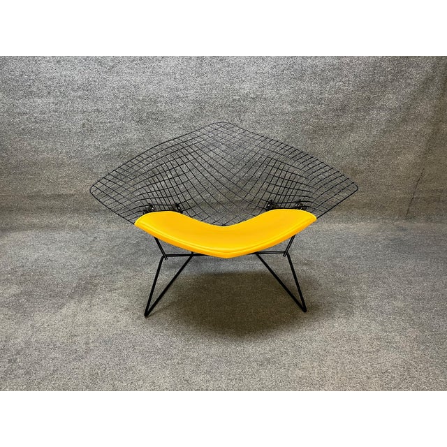 Here is an amazing vintage knoll diamond chair designed by Harry Bertoia. This is the large version. Truly a spectacular...