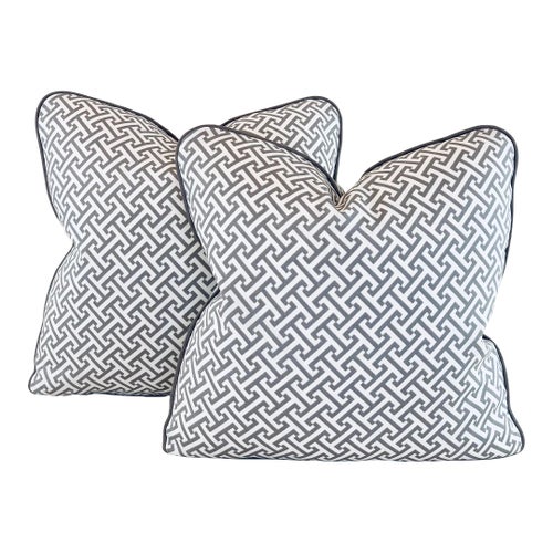 Designer P Kaufmann Sun N Shade Indoor Outdoor Gray Ivory Cross