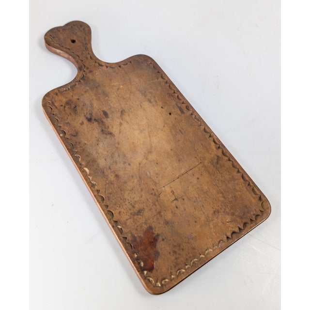 We are selling this cool primitive rustic country cutting board. This cutting board has small size but great chip carved...