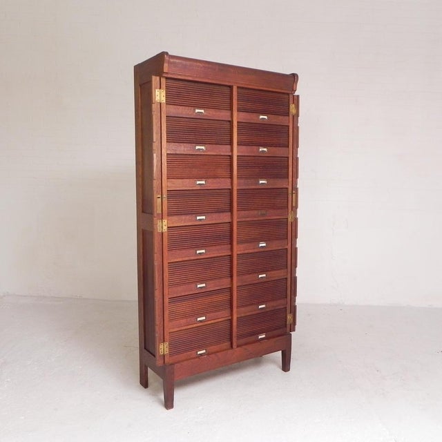 This special roller shutter cabinet features no fewer than 16 shutters! Ideal for storing documents of various themes....