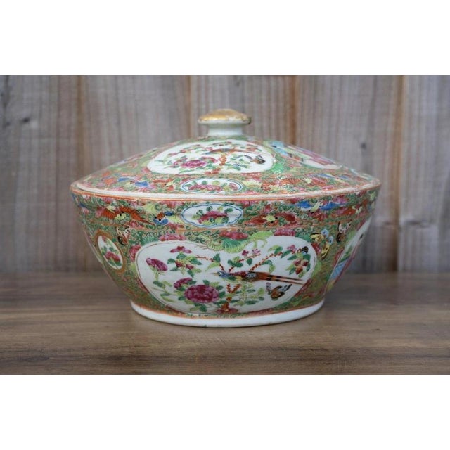 19th Century Chinese Qing Dynasty Famille Rose Canton Covered Bowl For Sale - Image 3 of 18