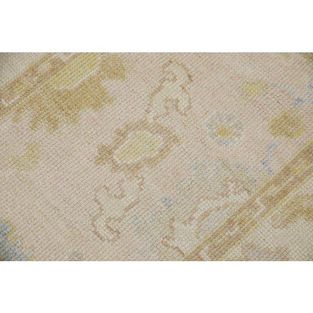 This modern Turkish Oushak rug is a stunning piece of art that has been handwoven using traditional techniques by skilled...