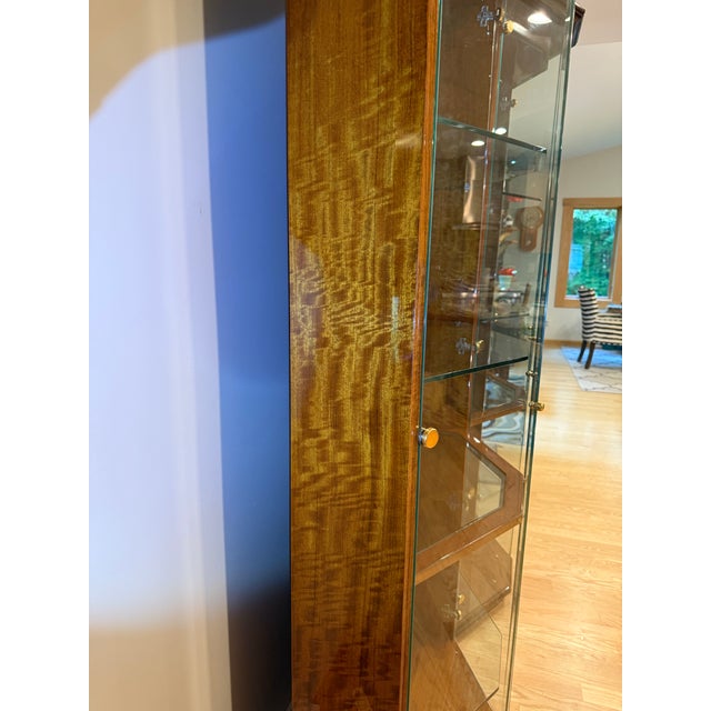Henredon Set of 2 Cherry Wood Vitrine Illuminated Display Cabinets Book Matched Pair For Sale - Image 10 of 18