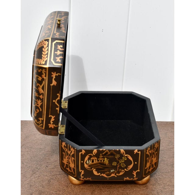1980s Vintage Chinoiserie Painted Box With Flip Top & Felt Lined For Sale - Image 5 of 12
