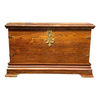 Oak Coffee Trunk with Fleur-de-Lis Brass Lock, 1890s For Sale