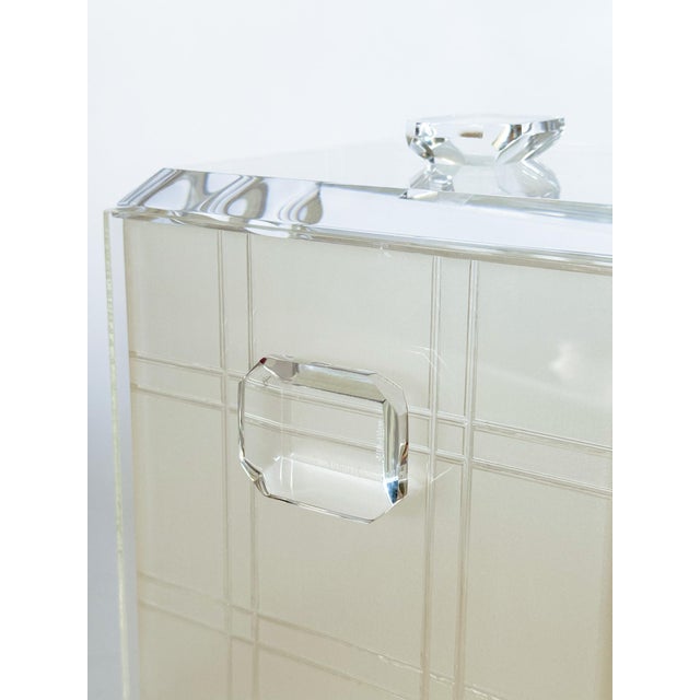 Mid-Century Modern 1970s Modern Heavy Lucite Ice Bucket With Liner and Emerald Cut Handles For Sale - Image 3 of 18