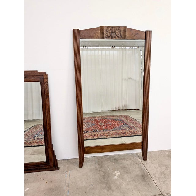 Magnificent mirror with a solid wood frame, sculpted on a stand. The fluted pattern, running the full height of the frame,...