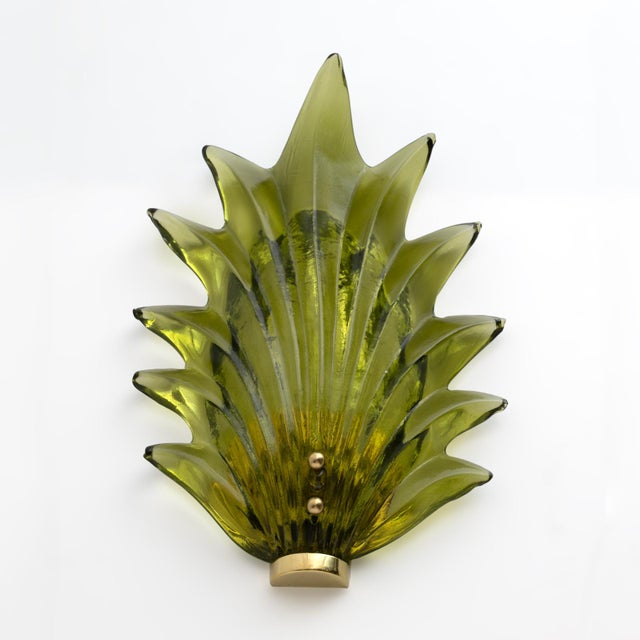 Beautiful murano glass leaves in a wonderful green color, made even more beautiful by the polished brass base. The...