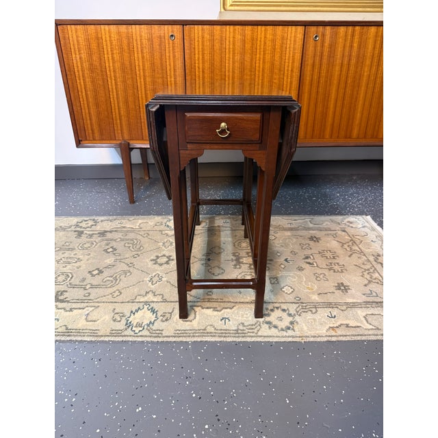 Beautiful, vintage Ethan Allen drop-leaf side table with gate legs that open leaves on each side. Solid mahogany with a...